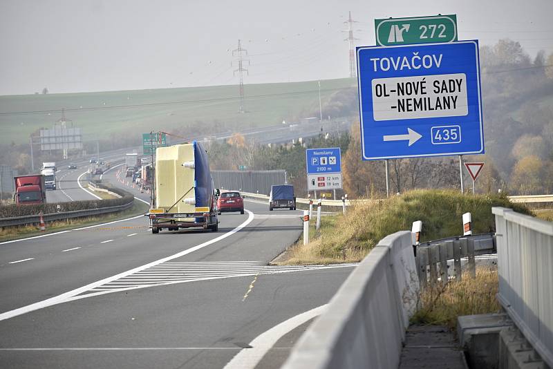 Dálniční sjezd k místu tragické hromadné nehody u olomouckých Nemilan, po které v neděli 14. listopadu vyhasly tři lidské životy. 16.11. 2021