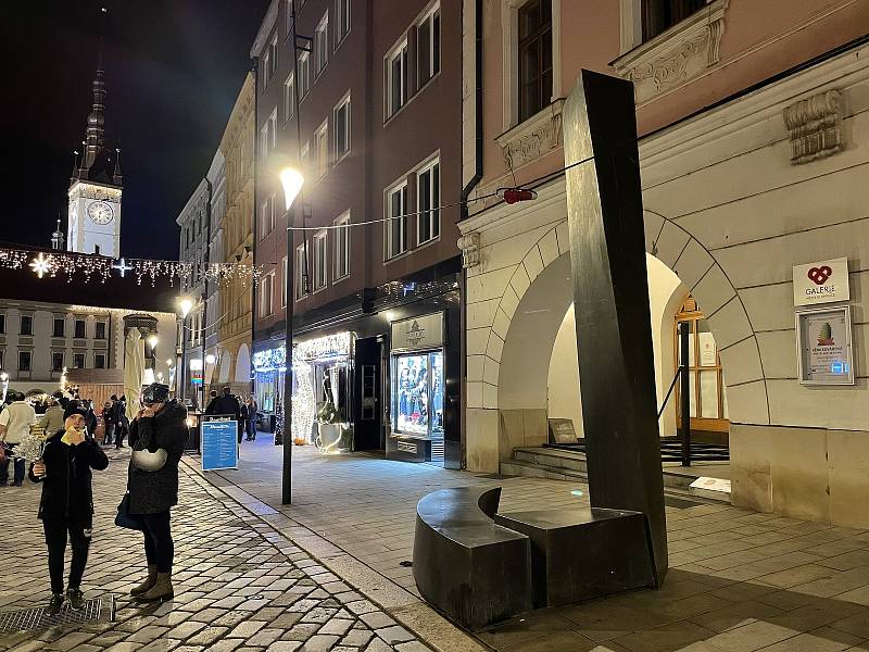 Před Galerií města Olomouce na Dolním náměstí stojí nová čtyřmetrová bronzová socha.