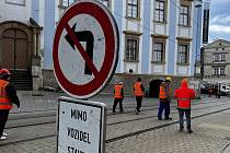 V neděli 12. března 2023 experti zkoumali stav římsy budovy depozitáře Vlastivědného muzea v Olomouci. Část stavebního prvku se v ulici Univerzitní v lednu zřítila