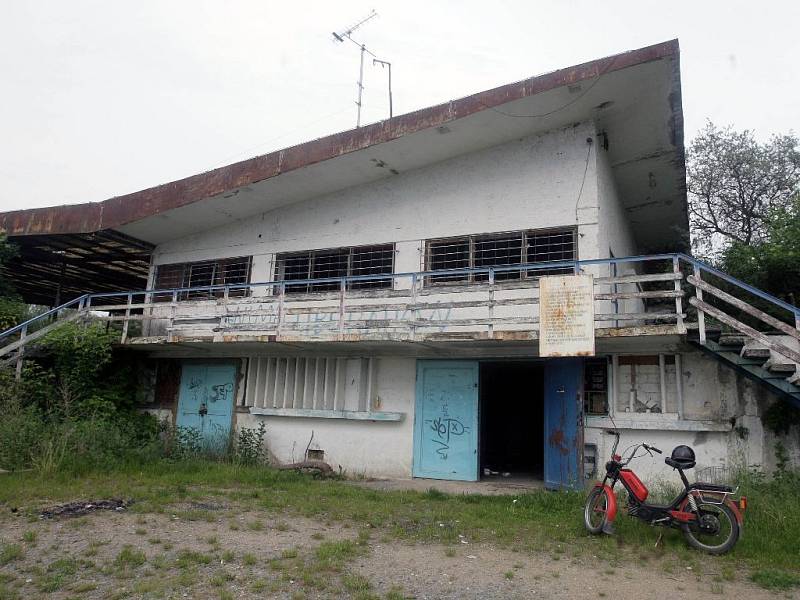 Pozůstatky restaurace u prvního jezera