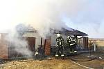 Požár přístřešku rodinného domu v Samotiškách