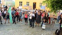 Další shromáždění namířené proti ministru financí Andreji Babišovi a prezidentu Miloši Zemanovi se konalo ve středu v podvečer na Žerotínově náměstí u kostela sv. Michala v Olomouci. Více než stovka lidí přišla opět vyjádřit svůj nesouhlas s aktuálním pol