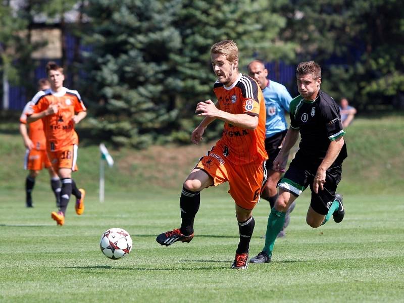 Fotbalisté Sigmy (v oranžovém) prohráli s MFK Skalica 0:2. Jakub Plšek