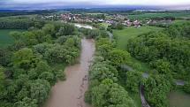 Rozlitá řeka Bečva nad Teplicemi nad Bečvou 22.5.2019 večer. V obci Ústí zaplavila hřiště.