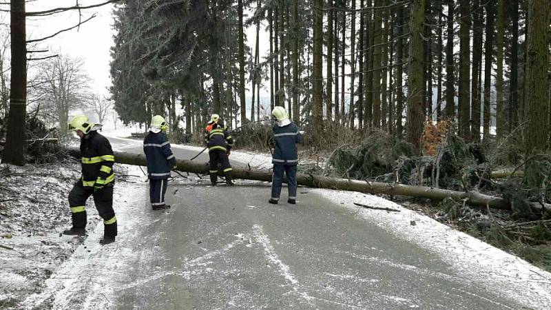 Sobota 17. března 2018. Hasiči odstraňují následky silného větru v Olomouckém kraji