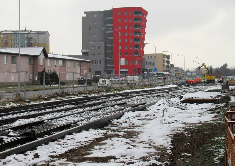 Schweitzerova ulice. Stavba tramvajové trati přes Nové Sady, 6. prosince 2021