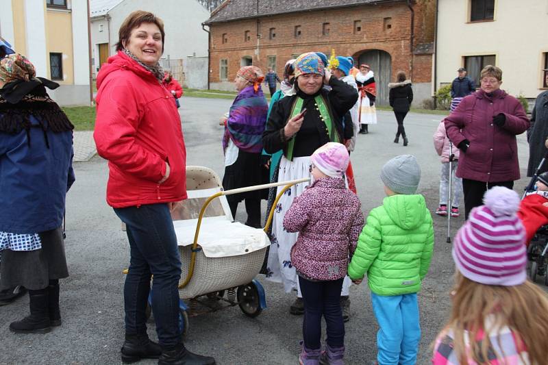 Lidé v krojích, maskách a dobových kostýmech z dvacátých a třicátých let minulého století se přišli podívat na akci nazvanou Svátky jara – vynášení Morany