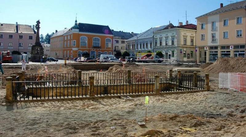 Na část někdejšího mostu přes Nečíz, jedno z šesti ramen řeky Moravy, přišli archeologové při svém nedávném průzkumu náměstí Přemysla Otakara v Litovli