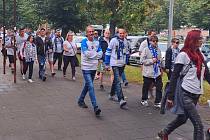Fanoušci Baníku Ostrava prochází Olomoucí k zápasu se Sigmou na Andrově stadionu(30. září 2023)