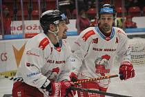 34. kolo hokejové Tipsport extraligy: HC Olomouc - HC Škoda Plzeň. Lukáš Nahodil (vpravo) těžil i z práce Jana Káni