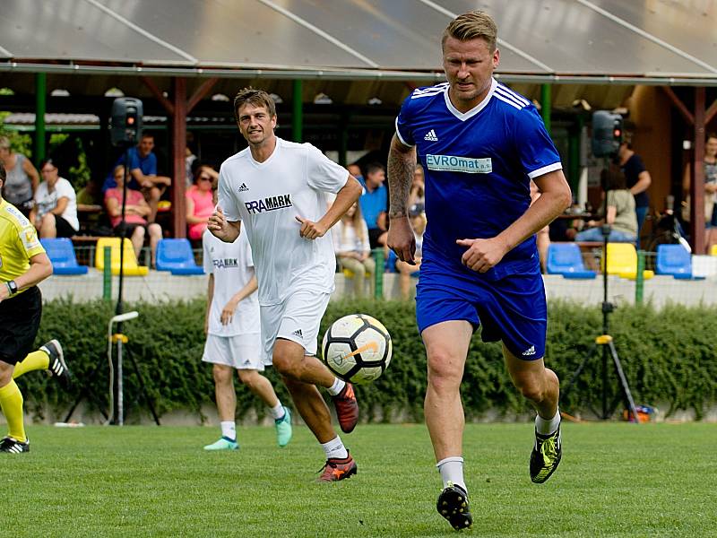 Marek Heinz (vpravo) na benefičním zápase v Kozlovicích