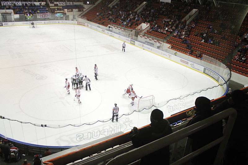 Olomoučtí hokejisté (v bílém)  v prvním zápase play-out prohráli s Karlovými Vary 2:6