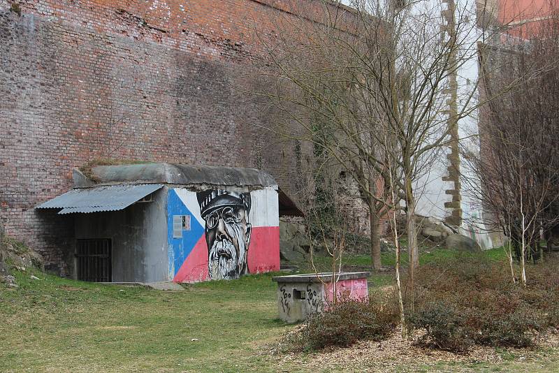 Vchod do bývalého krytu civilní ochrany v olomouckých Bezručových sadech