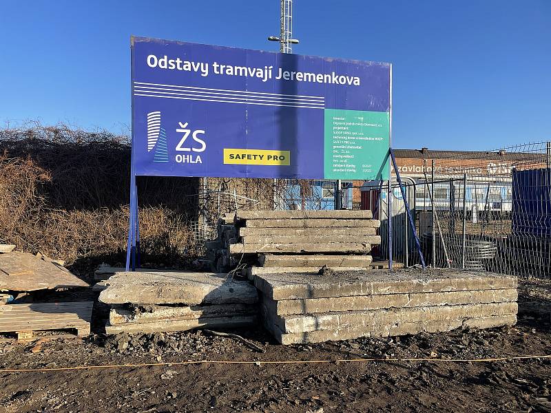 Stavba odstavu tramvají v Jeremenkově ulici u olomouckého hlavního nádraží. Leden 2022