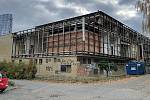 Bývalá diskotéka Envelopa u VŠ kolejí v Olomouci jde k zemi. Firma má za sebou náročnou demontáž opláštění a střechy obsahující azbest. 5. listopadu 2021