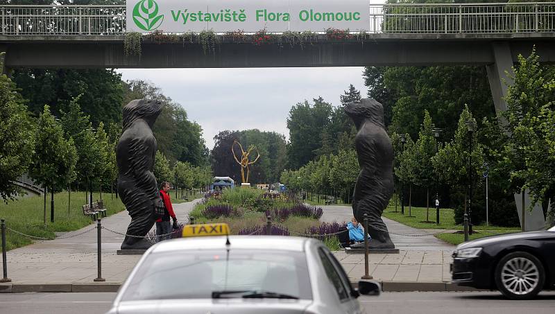 Festival Sculpture Line v Olomouci - dvě sochy lidoopů autora Liu Ruowang s názvem Original Sin u vstupu do Smetanových sadů