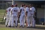 Olomoučtí baseballisté (v bílém) porazili v prvním domácím zápase Ostravu 4:2.