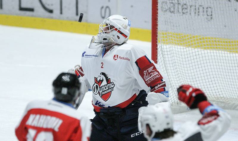 Hokejové utkání Tipsport extraligy v ledním hokeji mezi HC Dynamo Pardubice (bílém) a HC Olomouc (v červeném) v pardubické ČSOB pojišťovna ARENA.