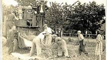Začátky JZD v Přáslavicích v roce 1954. Mlácení „Za Frankovým“ za účasti členů JZD. Mlácení prováděla Strojní traktorová stanice (STS) Olomouc, pobočka ve Velké Bystřici.