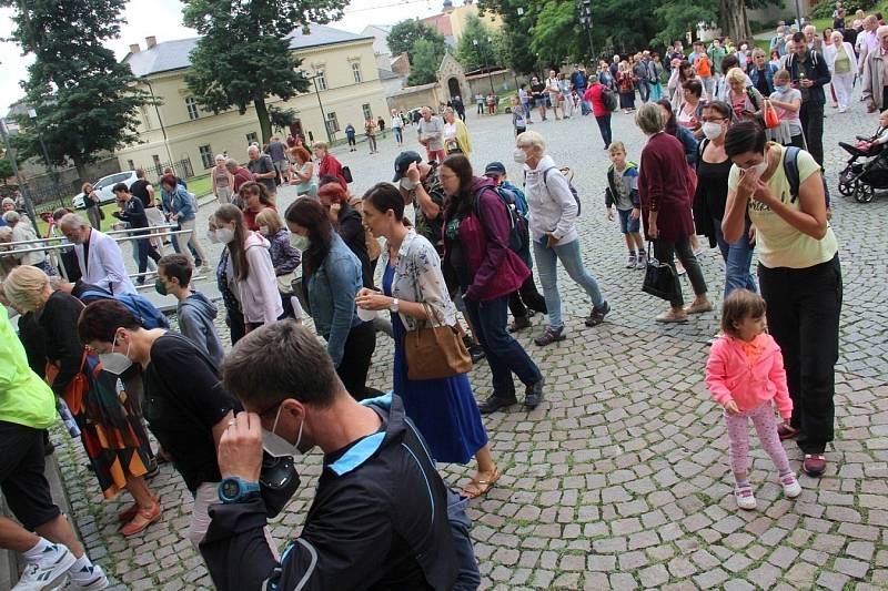 Lidé vcházejí do olomoucké katedrály uctít památku zavražděného krále Václava III., 4. srpna 2021