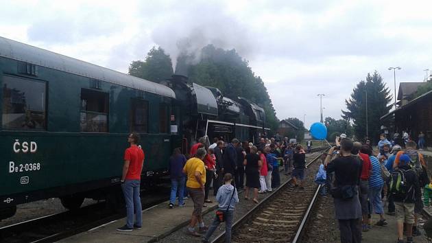 V Olomouckém kraji slavili v sobotu železničáři Den železnice. Na trati mezi Litovlí a Červenkou si připomenuli 130 od jejího otevření.