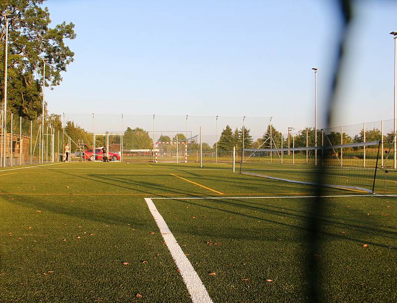V Července otevřeli nové víceúčelové hřiště. Hrají se na něm zápasy v malém fotbalu, sloužit může i pro volejbal.