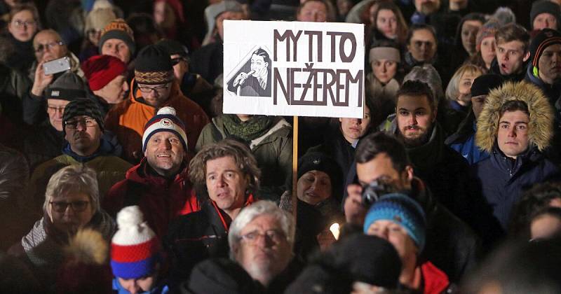 Demostrace proti zvolení Zdeňka Ondráčka z KSČM předsedou komise pro dohled nad GIBS na olomouckém Horním náměstí