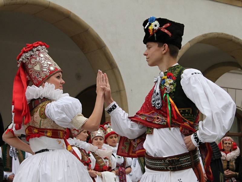 Hanácká svatba na Horním náměstí v Olomouci v podání členů folklorních souborů Klas z Kralic na Hané, Hané a Mladé Hané z Velké Bystřice a také z Hanáckého mužského sboru Rovina.