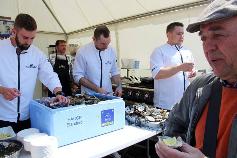 Stovky lidí zaplnily v sobotu Smetanovy sady Výstaviště Flora Olomouc. Přilákal je tam už druhý ročník dobrého jídla a pití Garden Food Festival.