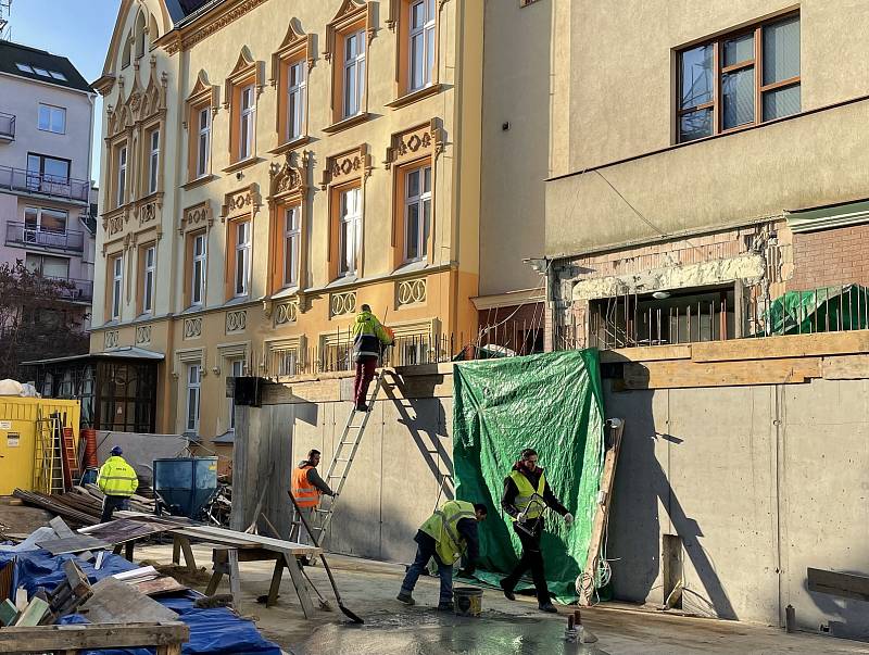 Proměna Červeného kostela v Olomouci. Stavbaři již pracují také na přístavbě mezi Červeným kostelem a budovou ředitelství Vědecké knihovny. Leden 2022