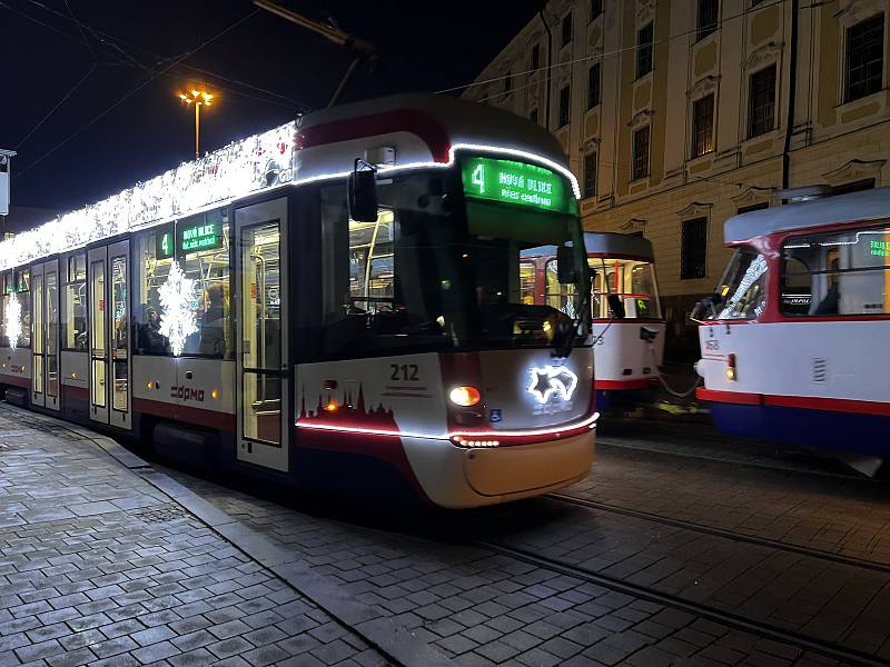 Vánočně vyzdobená tramvaj v Olomouci, 21. listopadu 2022