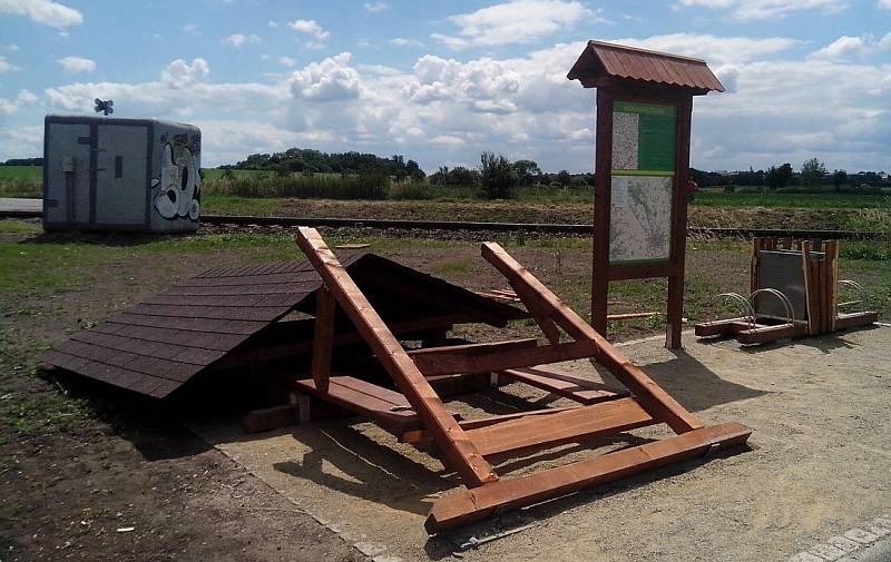 Zázemí u cyklostezky na Poděbradech zdemoloval vandal, záhy po otevření