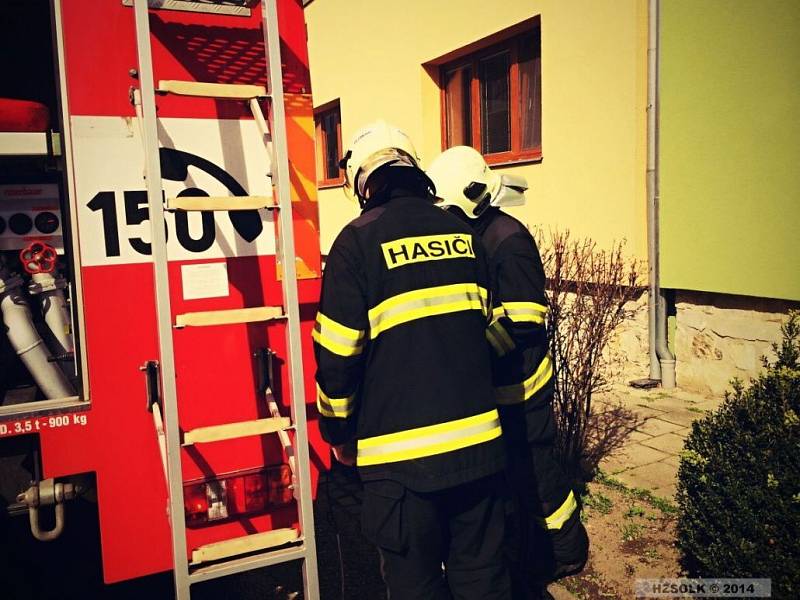Hasiči zasahují u požáru podkrovního bytu ve Chválkovicích
