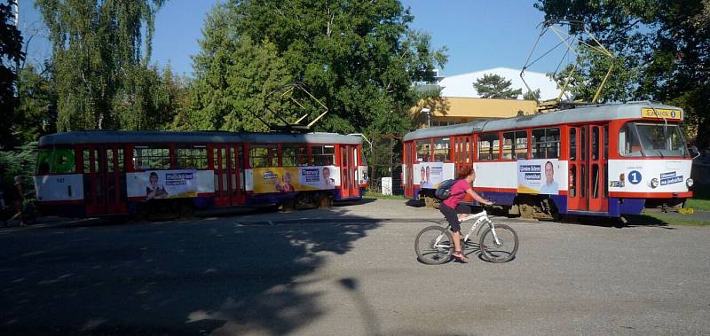 Vysloužilé tramvaje jako volební "stánek" u olomouckého plaveckého stadionu