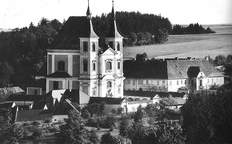 Fotografie Staré Vody (Altwasser) pořízená před rokem 1940. Vpravo kláštěr, kolem kostela ambit s kaplemi.