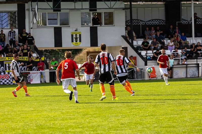 Fotbalisté Hodolan (v pruhované) porazili Červenku 5:1