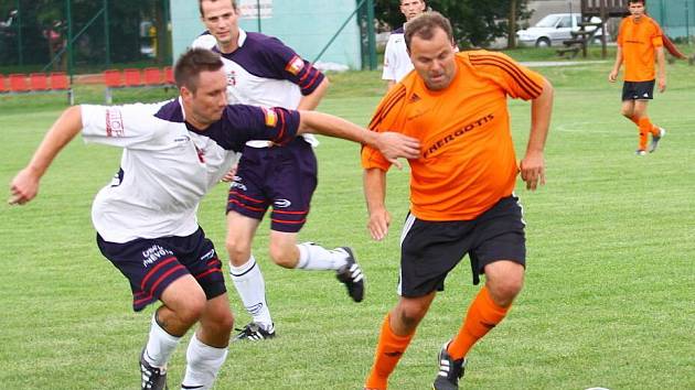 Fotbalisté Hněvotína (v bílomodré) proti Velkým Losinám