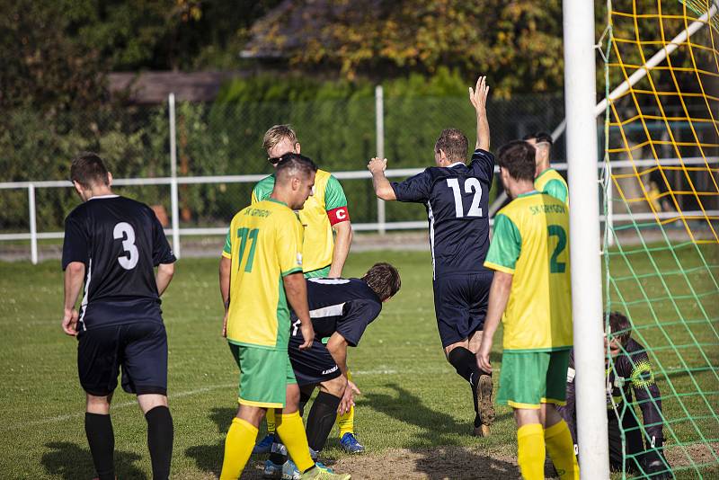 Fotbalisté Grygova (ve žluto-zeleném) prohráli se Střelicemi 1:8.