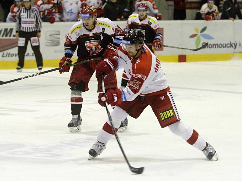 Jan Jaroměřský dává gól. HC Olomouc vs Hradec Králové