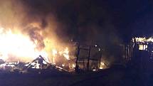 Požár několika chatek v Moravském Berouně na Olomoucku v noci ve čtvrtek 18. dubna