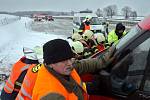 Odklízení následků hromadné nehody na D1 u Hranic. 3. dubna 2013