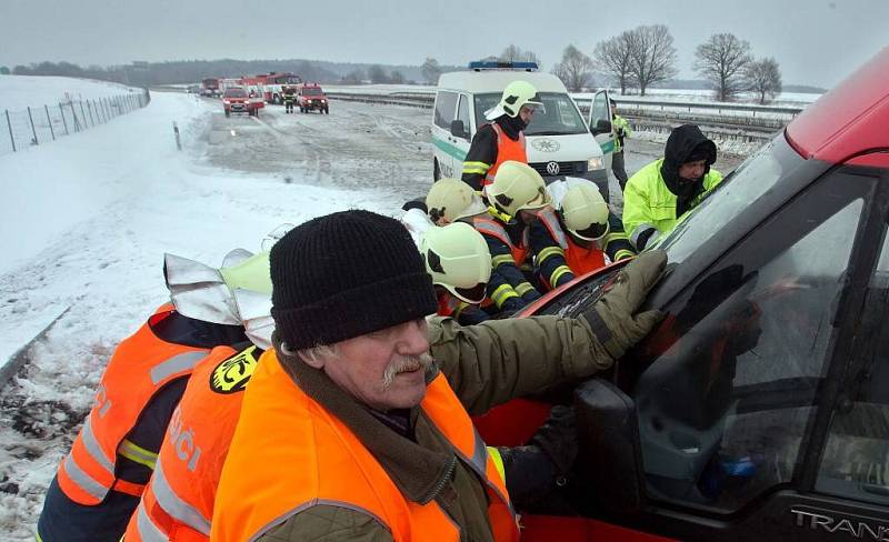 Odklízení následků hromadné nehody na D1 u Hranic. 3. dubna 2013