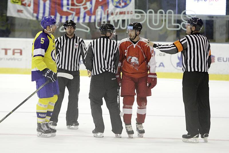 Olomoučtí hokejisté (v červeném) v posledním utkání přípravy hráli proti Zlínu