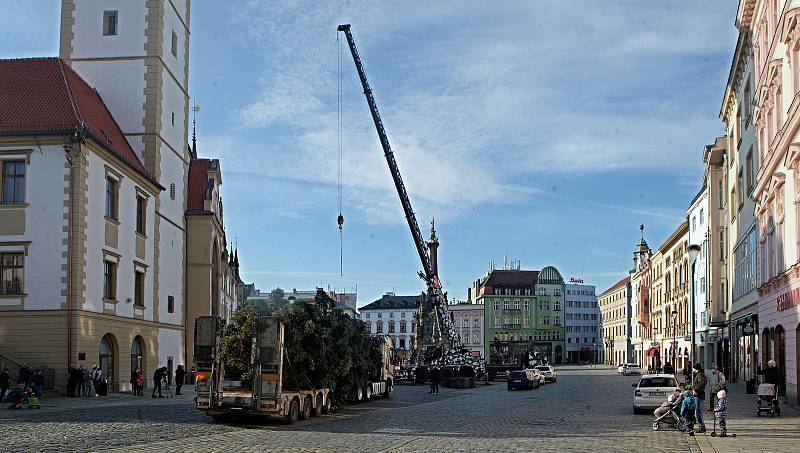 Vánoční strom pro Olomouc - příjezd a instalace na Horním náměstí - 22. listopadu 2020