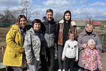 V Řídeči našla azyl skupina běženců z Kyjeva. Na snímku Filip Lorenc, třetí zleva, vedle něj stojí Nazar a paní Tamara s vnučkami. Vlevo na snímku paní Oxana a paní Ludmila. 7. dubna 2022