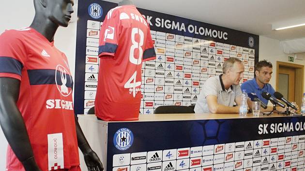 Klub SK Sigma Olomouc pořádal tiskovou konferenci před začátkem sezony. Václav Jílek, trenér Sigmy (vlevo), Miloš Buchta, kapitán (vpravo)