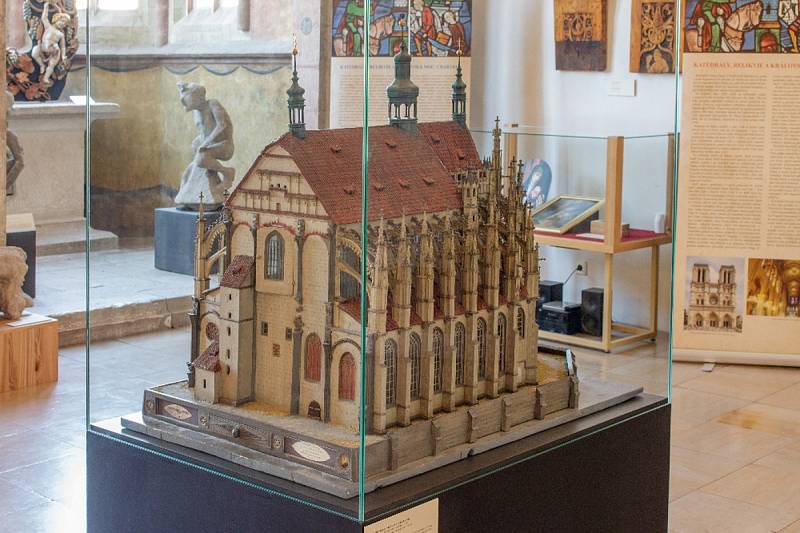 Model chrámu sv. Barbory v Kutné Hoře (České muzeum stříbra Kutná Hora), v pozadí ve vitríně nahoře Moralesova Pieta (soukromá sbírka Praha)