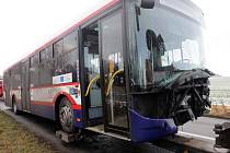 Následky nehody autobusu MHD a tří aut u olomouckých Poděbrad