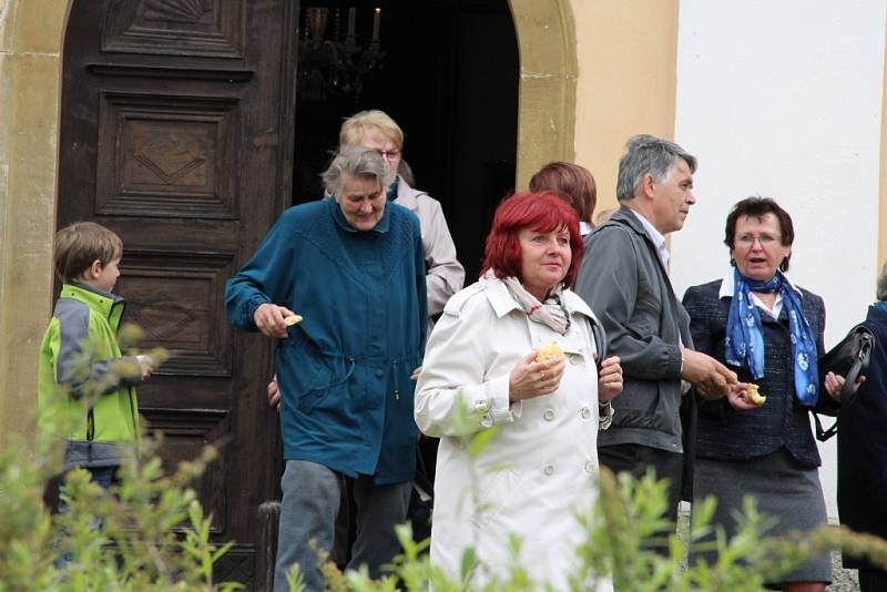 Při Plinkoutských hodech odhalili pamětní desku i opravený pomník