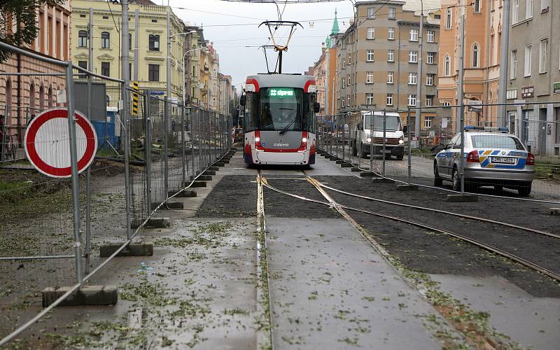 Tramvaj na konečné na Žižkově náměstí - úvrať.  4. prosince 2020